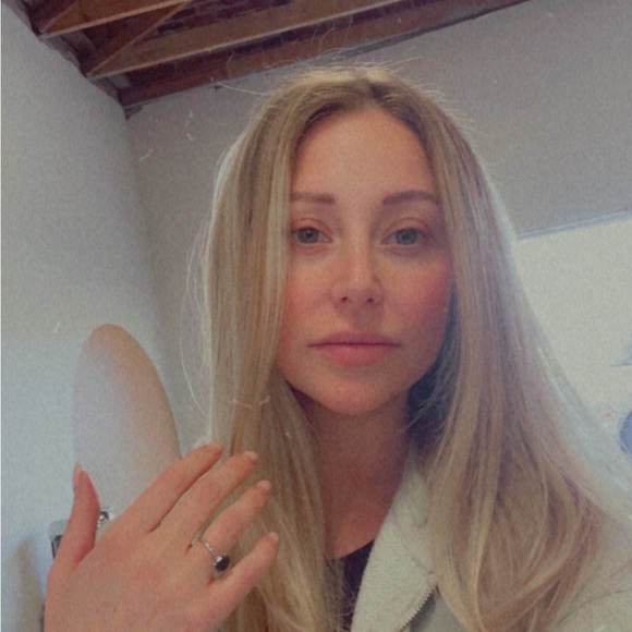 Meet your Posher, Gwen - Picture 6 of 7